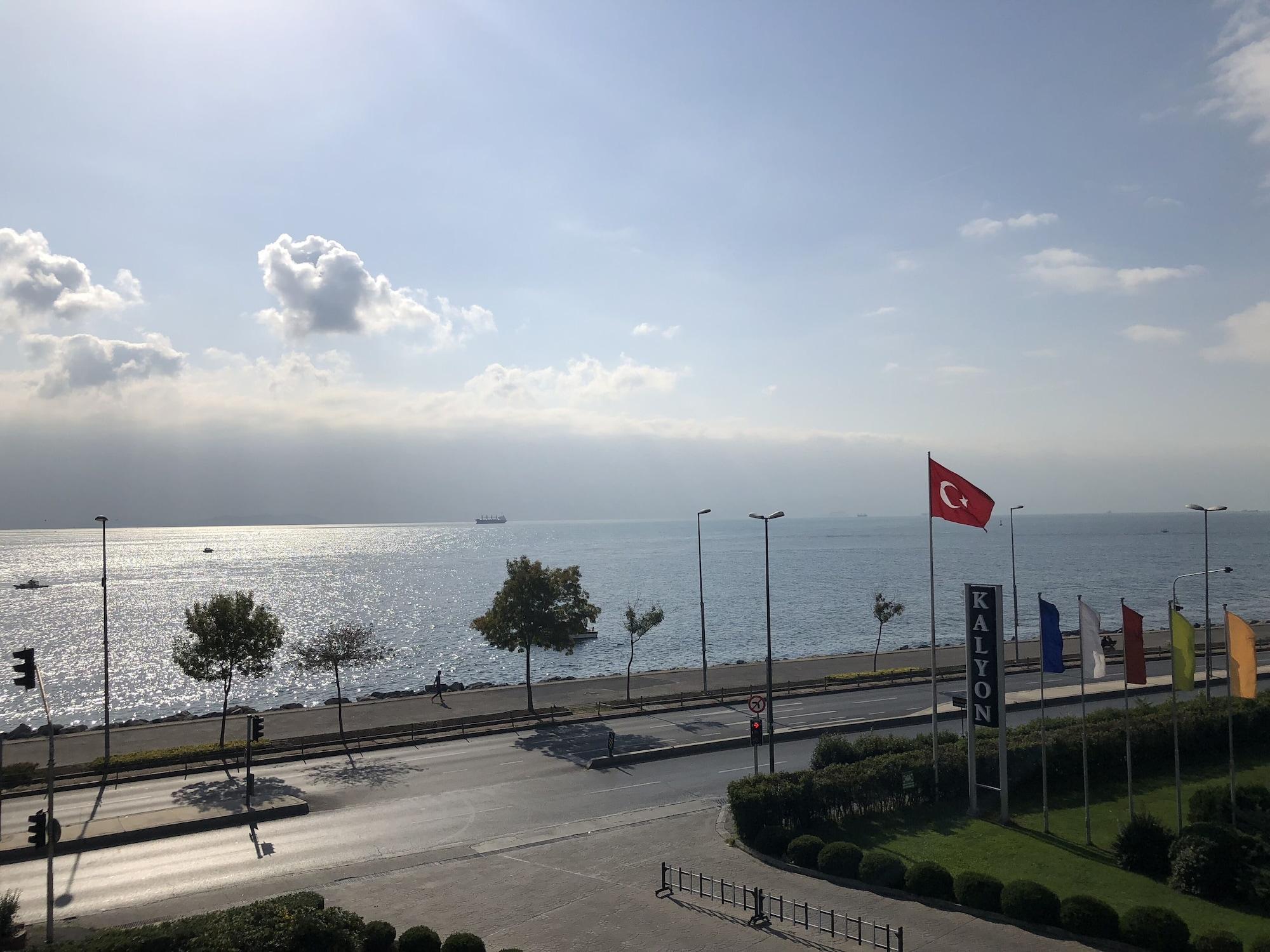 Kalyon istanbul. Отель Kalyon Hotel Стамбул. Отель Kalyon Стамбул. Kalyon Hotel 4* (Султанахмет. Босфорский пролив в Стамбуле фото.